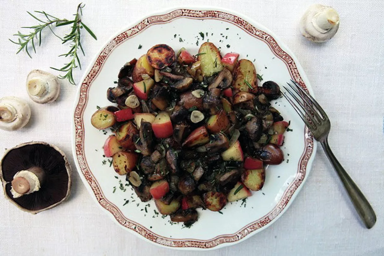 Жареные грибы с розмарином, яблоками и картофелем