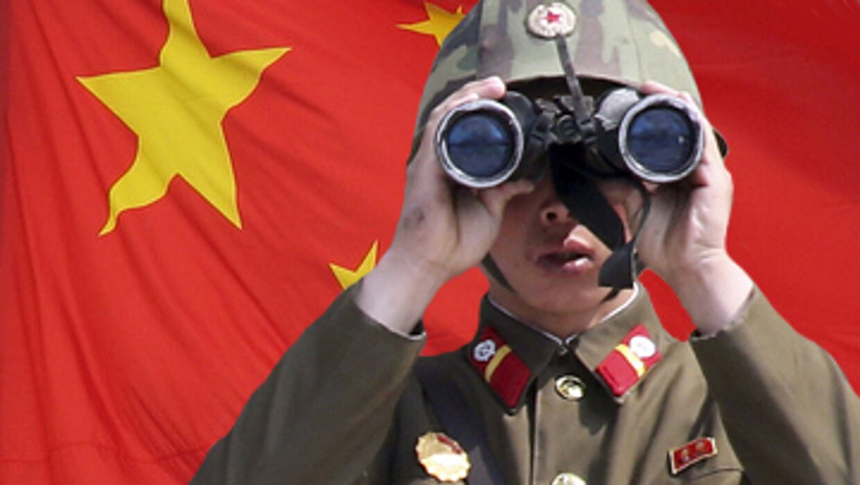 Солдат КНДР на фоне китайского флага