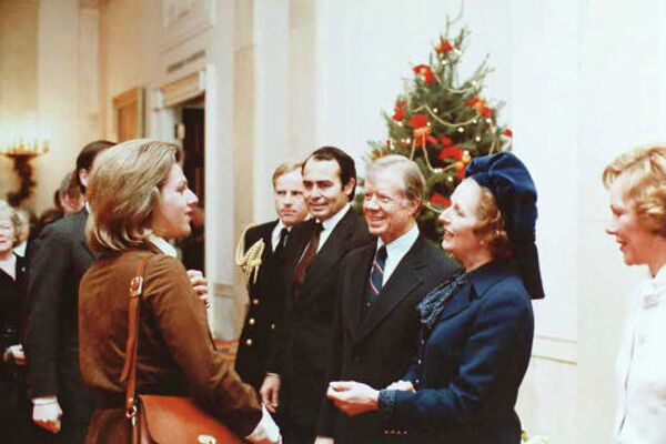 Маргарет Тэтчер приветствует свою дочь Кэрол на приеме в Белом доме