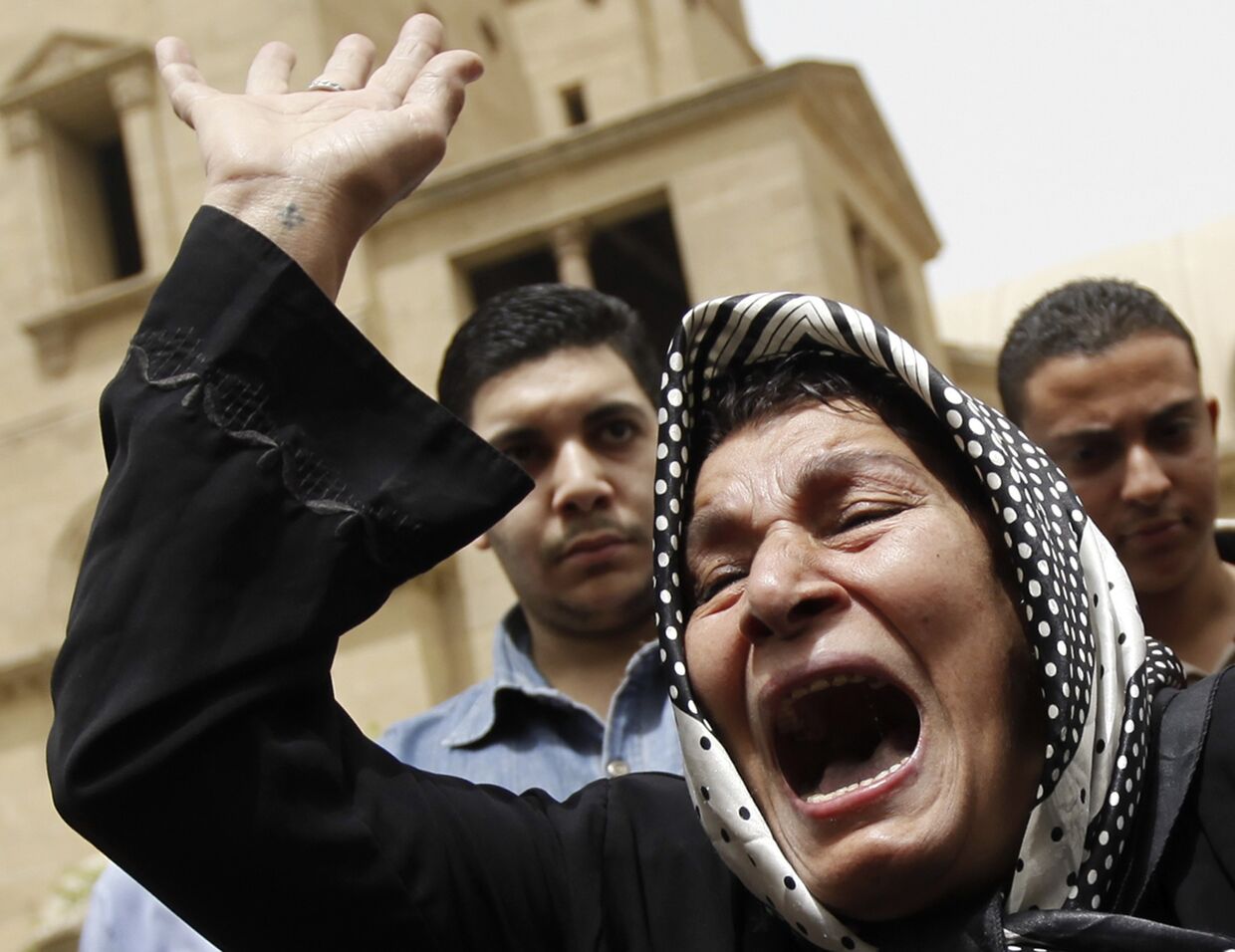 Женщина выкривает лозунги против движения «Братья-мусульмане» и президента Египта Мохаммеда Мурси