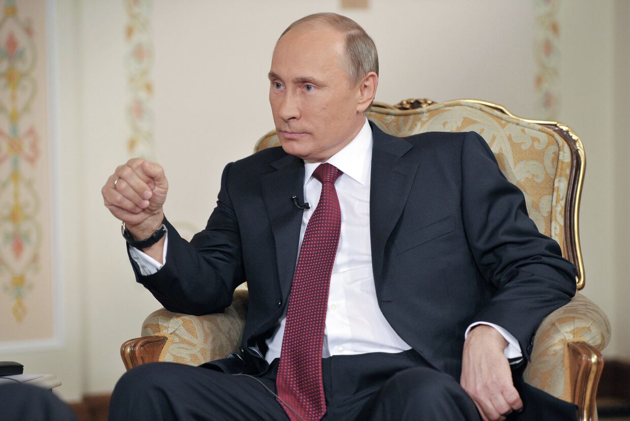 Президент России Владимир Путин во время интервью немецкой телерадиокомпании ARD 