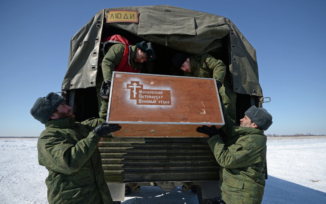 Военнослужащие выгружают мобильный храм во время учебно-тренировочных сборов по воздушно-десантной подготовке военных священников в Рязанской области