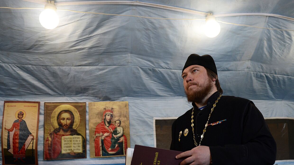 Отец Михаил проводит службу в мобильном храме во время учебно-тренировочных сборов В Рязанской области