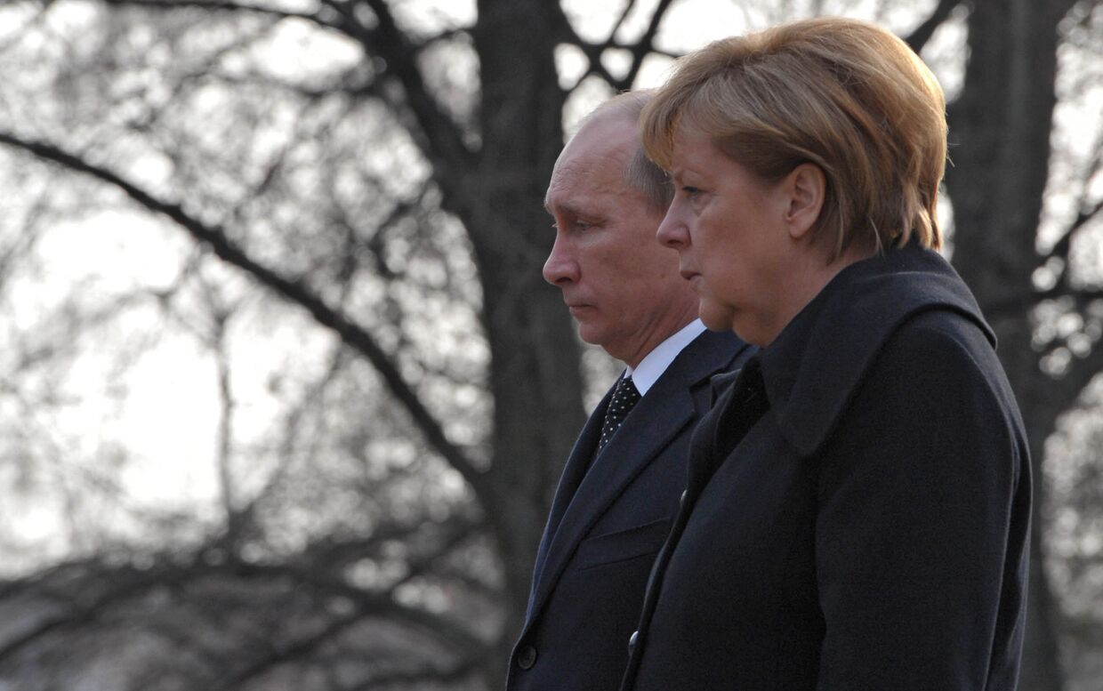 Владимир Путин и Ангела Меркель у памятника гражданам СССР и других стран, погибшим в г.Ганновере