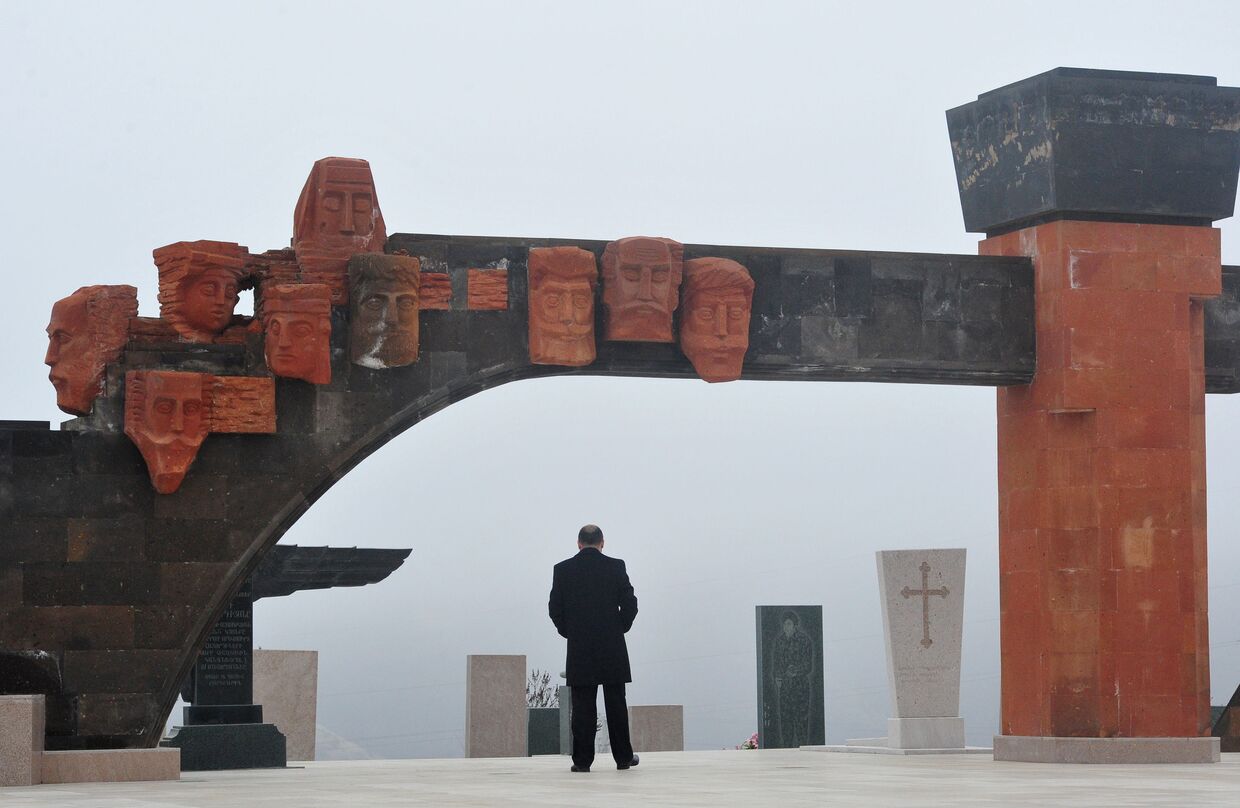 Мужчина стоит у памятника жертвам войн на братском кладбище в Степанакерте, Нагорный Карабах