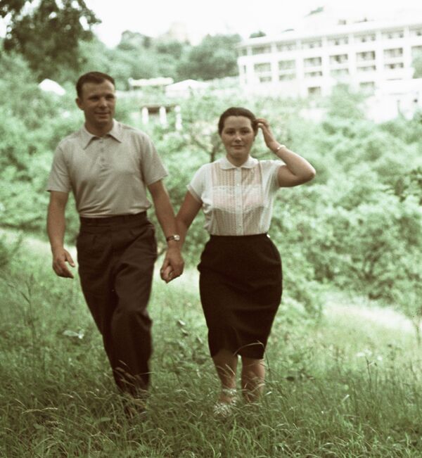 Юрий Гагарин с женой Валентиной на отдыхе