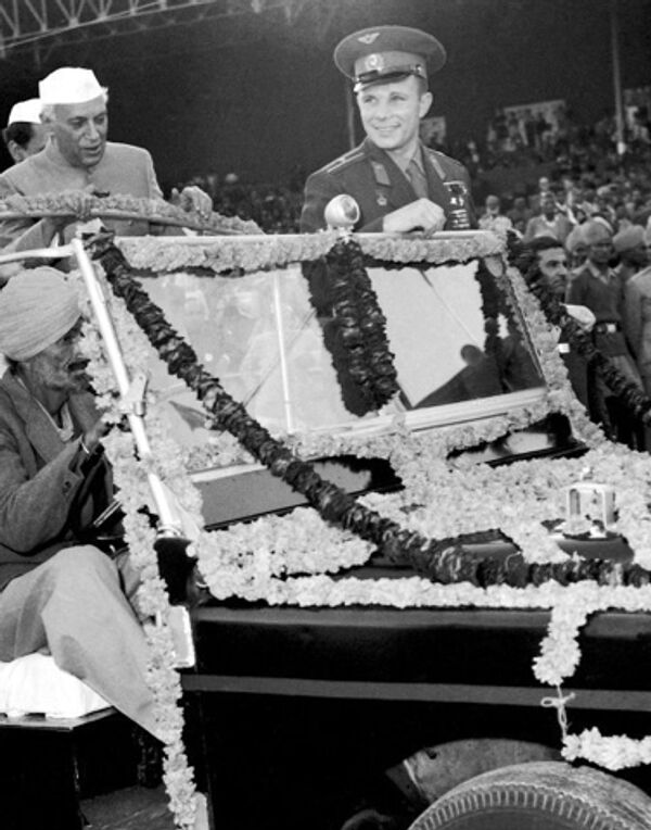 1961 год. Юрий Гагарин и премьер-министр Индии Джавахарлар Неру во время торжественной встречи на стадионе в Дели