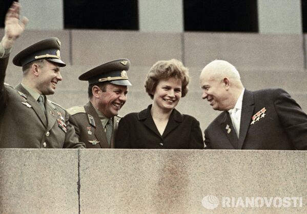 Никита Хрущев и космонавты (слева направо): Юрий Гагарин, Павел Попович и Валентина Терешкова