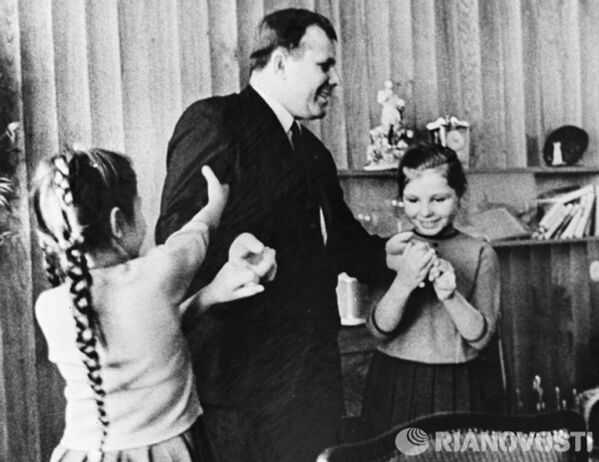 Гагарин с дочерьми во время своего последнего интервью