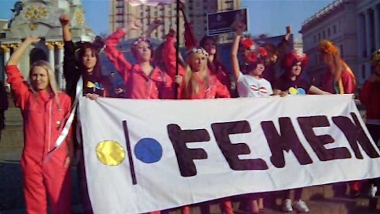Активистки FEMEN обманули ожидания зевак во время акции на Майдане