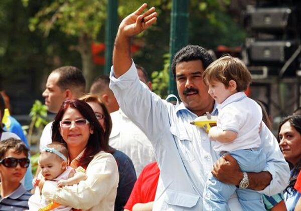 Кандидат на пост президента Венесуэлы Николас Мадуро и его жена Силия Флорес