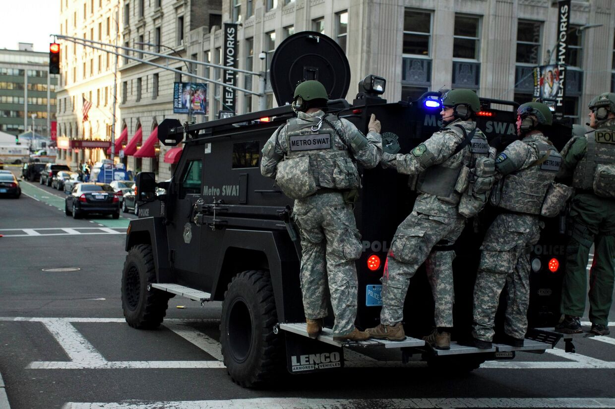 Штурмовая группа SWAT на одной из улиц Бостона