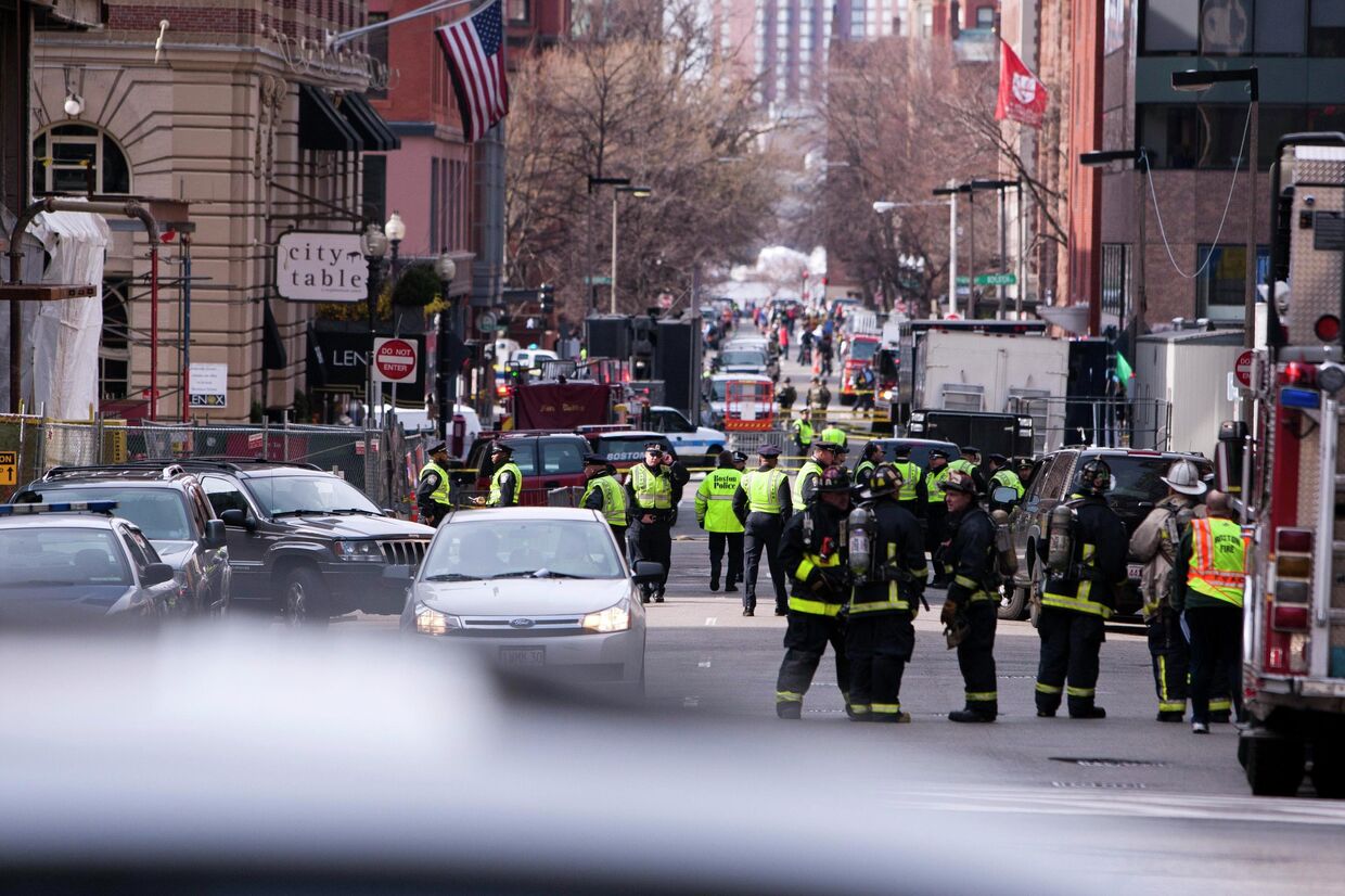 Полиция и пожарные Бостона на месте происшествия после взрыва у финишной линии Бостонского марафона 