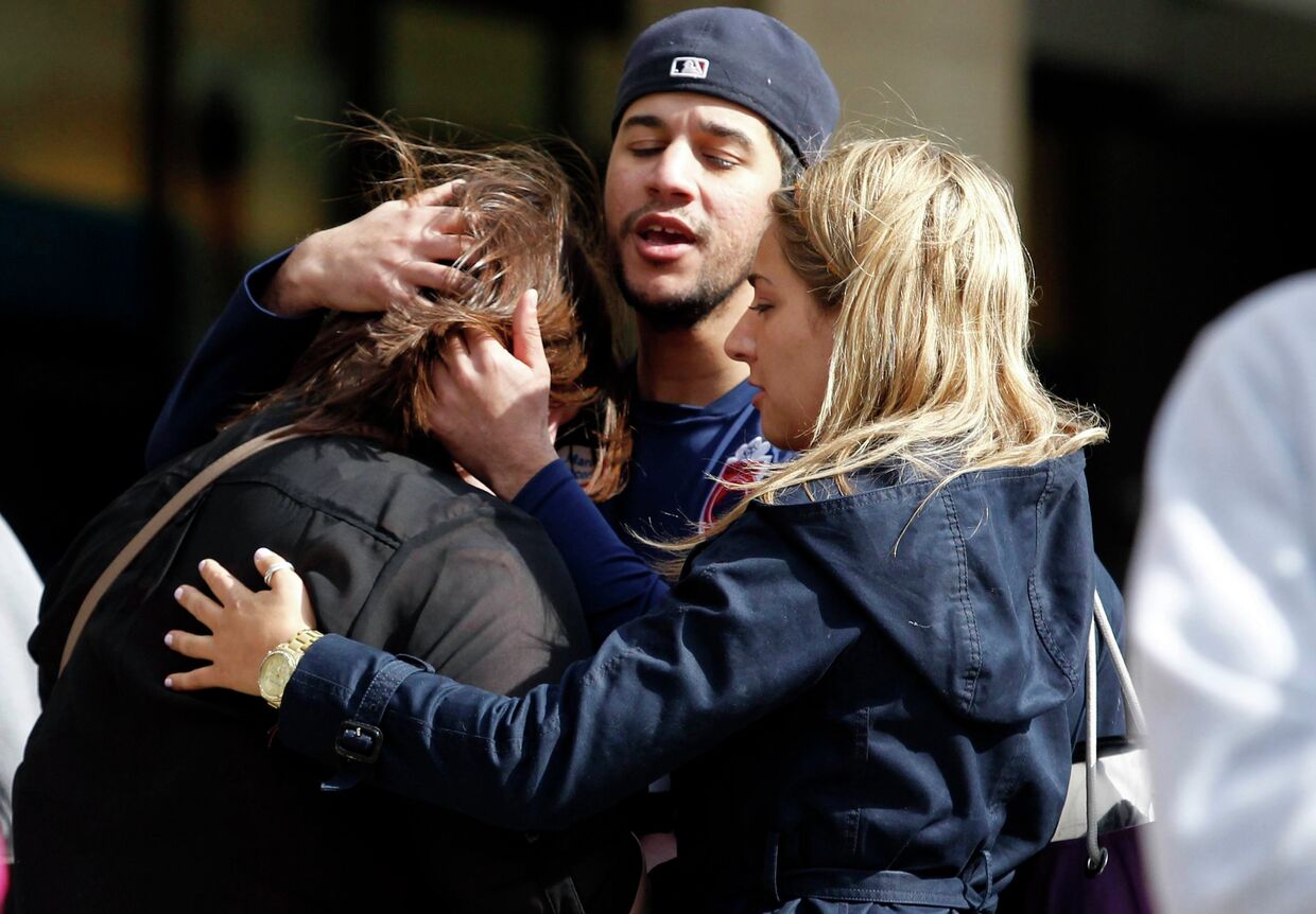 Люди на улице Бостона после взрыва во время проведения марафона