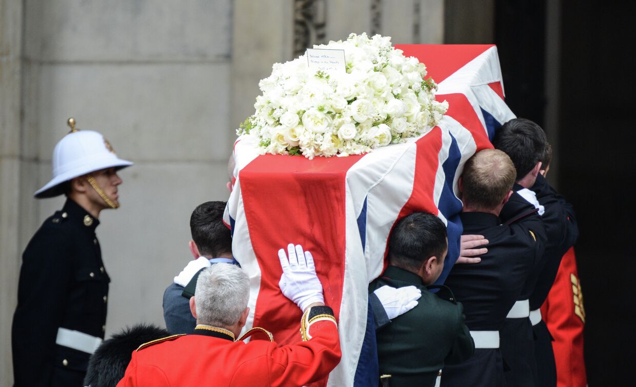 Гроб с телом экс-премьера Великобритании Маргарет Тэтчер, накрытый государственным флагом, вносят в собор Святого Павла, где пройдет церемония прощания