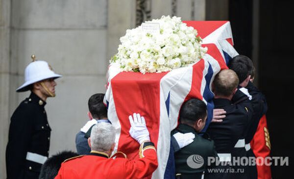 Гроб с телом экс-премьера Великобритании Маргарет Тэтчер, накрытый государственным флагом, вносят в собор Святого Павла, где пройдет церемония прощания