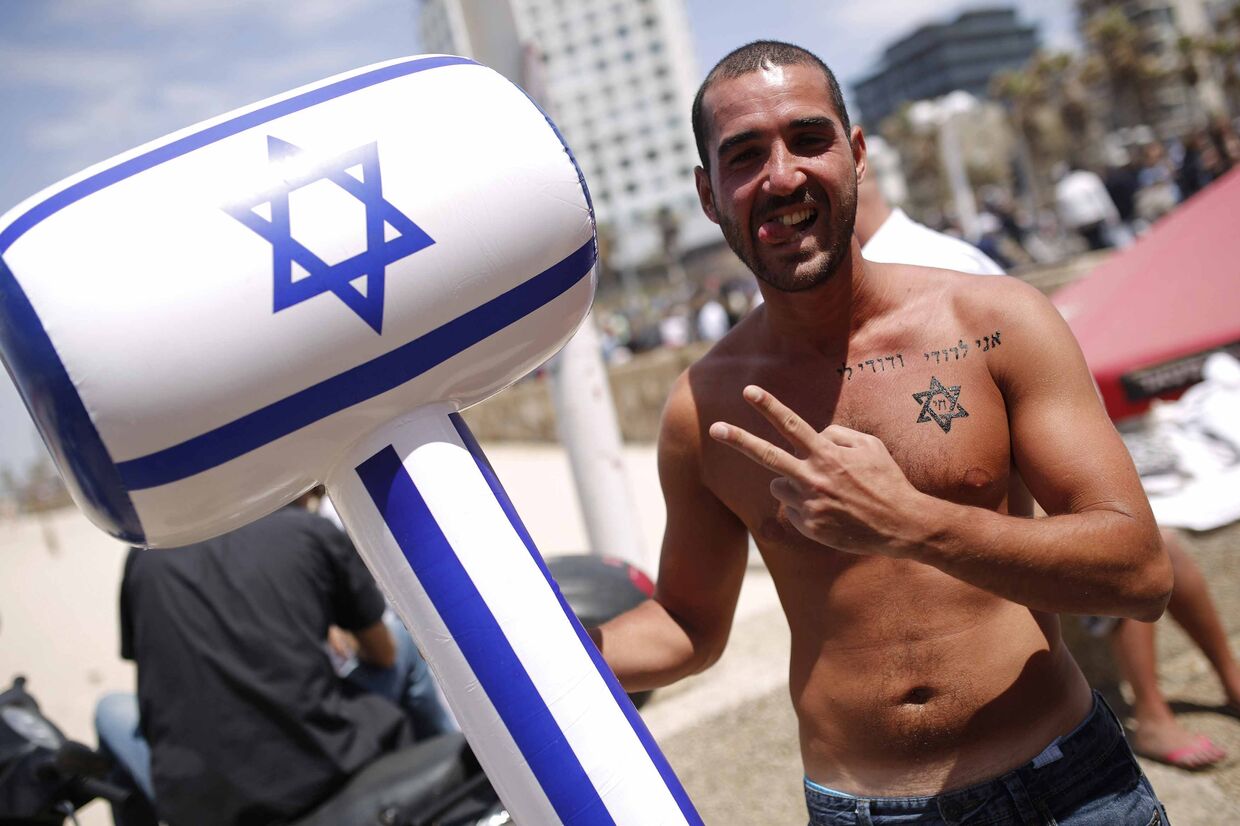 Мужчина празднует День независимости Израиля