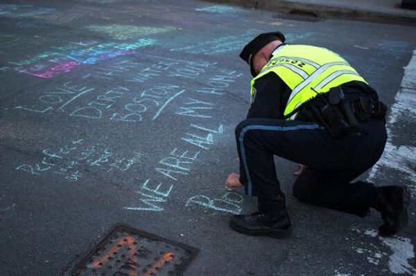 Полицейский пишет послание, посвященное памяти жертв бостонских взрывов