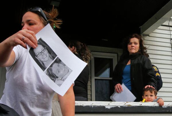 Жительница Бостона держит фотографию своей дочери, погибшей при взрывах во время марафона
