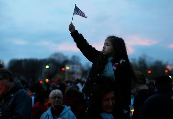 Девочка на поминальном богослужении в память погибших при взрывах в Бостоне