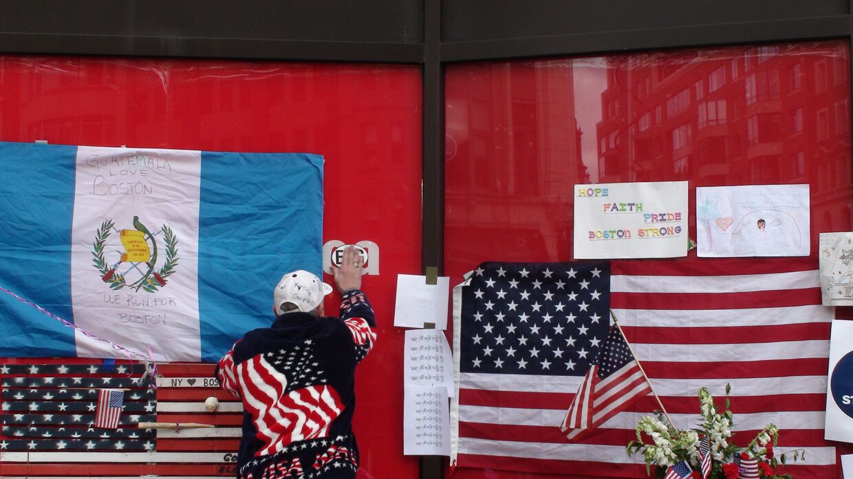 Бостон почтил память жертв теракта минутой молчания