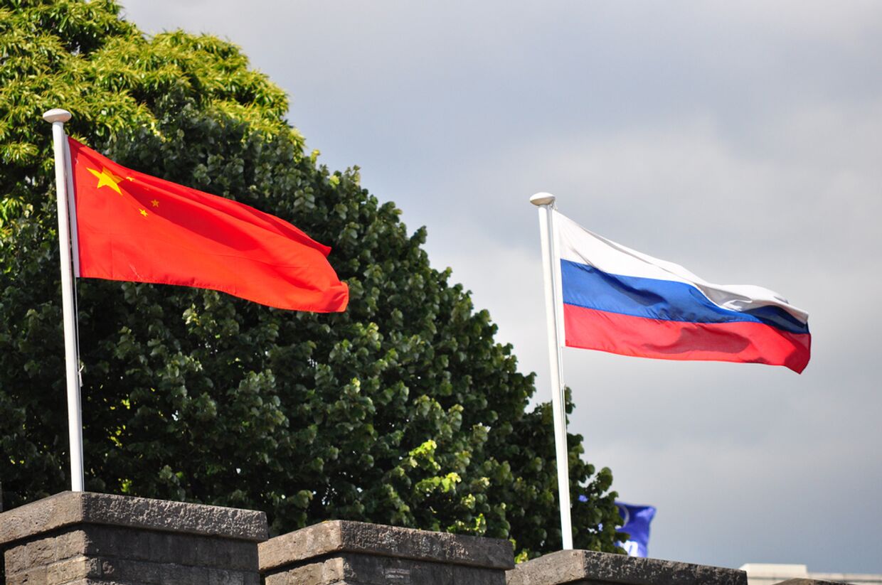 Флаги России и Китая