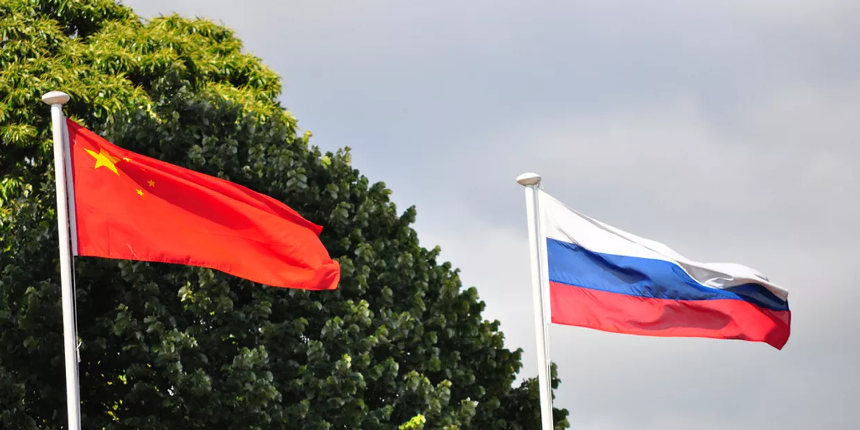 Флаги России и Китая