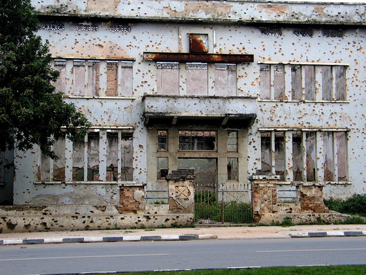 Обстрелянное здание в Анголе