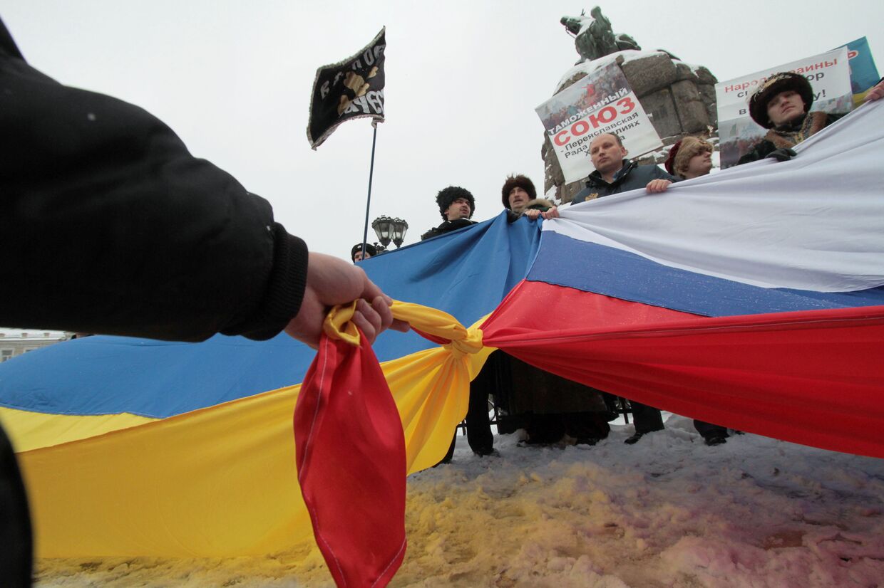 Участники акция «Переяславская Рада вчера - это Таможенный союз сегодня!» в Киеве