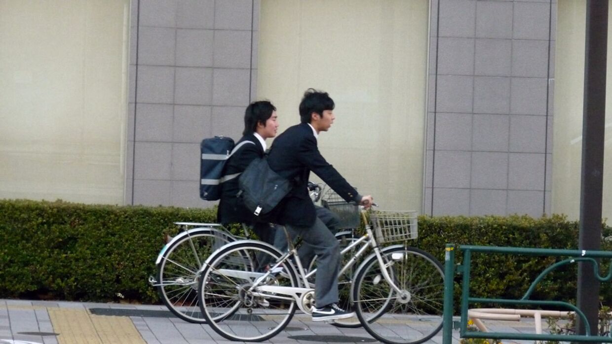Японские школьники едут на занятия