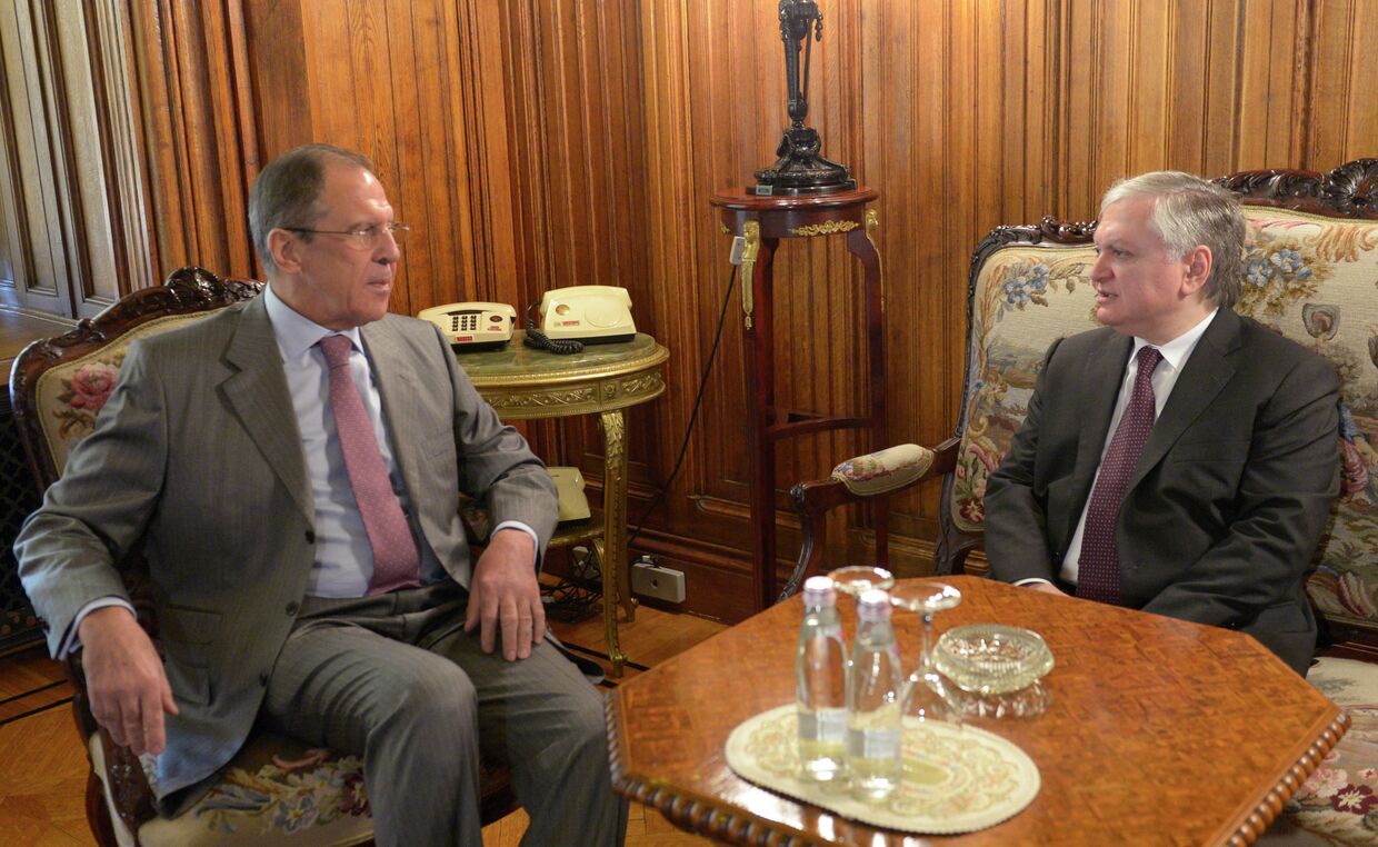 Сергей Лавров (слева) и  Эдвард Налбандян во время встречи в Москве