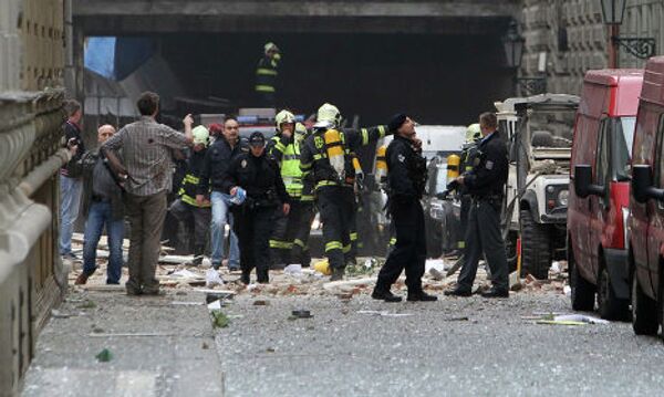 Работа спасателей на месте взрыва в Праге