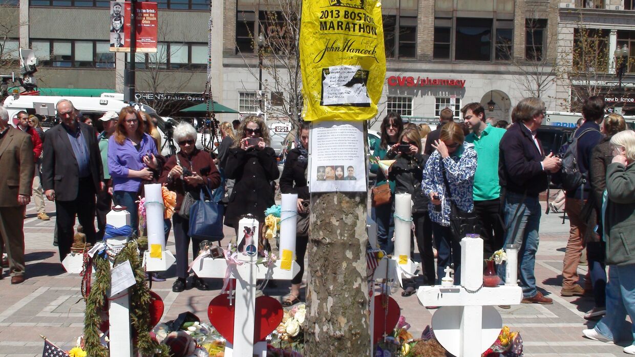 На бостонской Копли-сквер у мемориала в память о трагически погибших марафонцах
