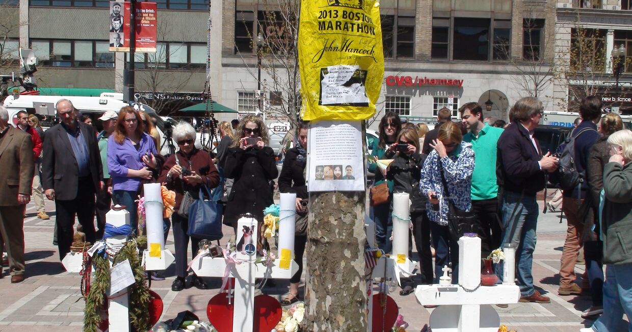 На бостонской Копли-сквер у мемориала в память о трагически погибших марафонцах