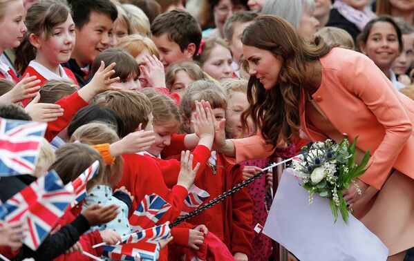 Герцогиня Кембриджская приветствует школьников после посещения детского хосписа на юге Англии