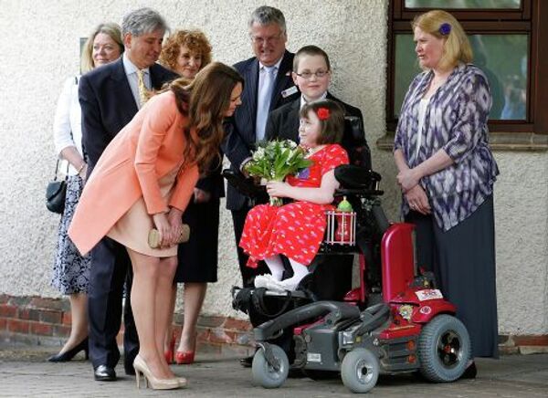 Герцогиня Кембриджская Кэтрин разговаривает с 8-летней девочкой Салли Эванс во время посещения детского хосписа на юге Англии