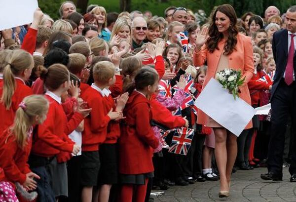 Герцогиня Кембриджская приветствует школьников после посещения детского хосписа на юге Англии