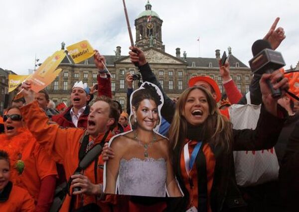 Жители собрались перед Королевским дворцом в центре Амстердама
