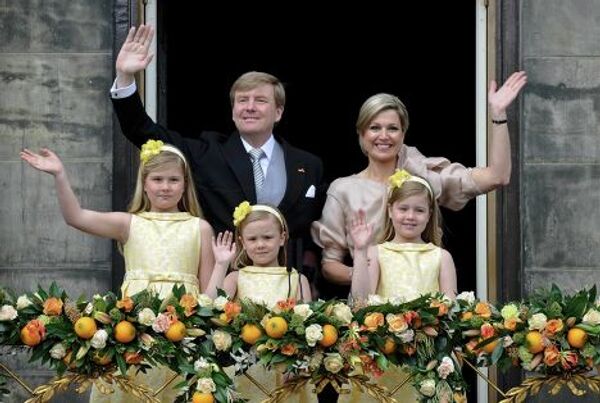Принц Виллем-Александр со своей женой и тремя дочерьми