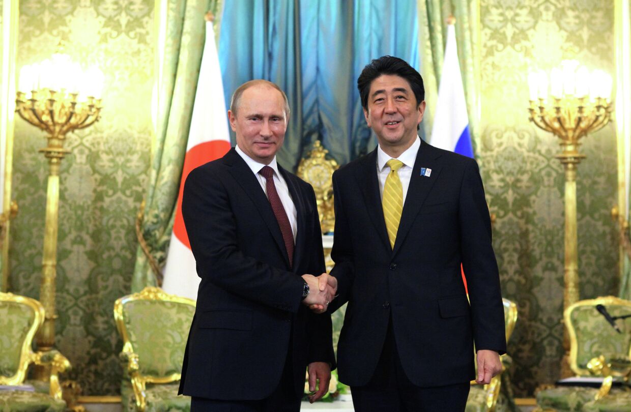 Президент РФ Владимир Путин во время встречи в Кремле с премьер-министром Японии Синдзо Абэ
