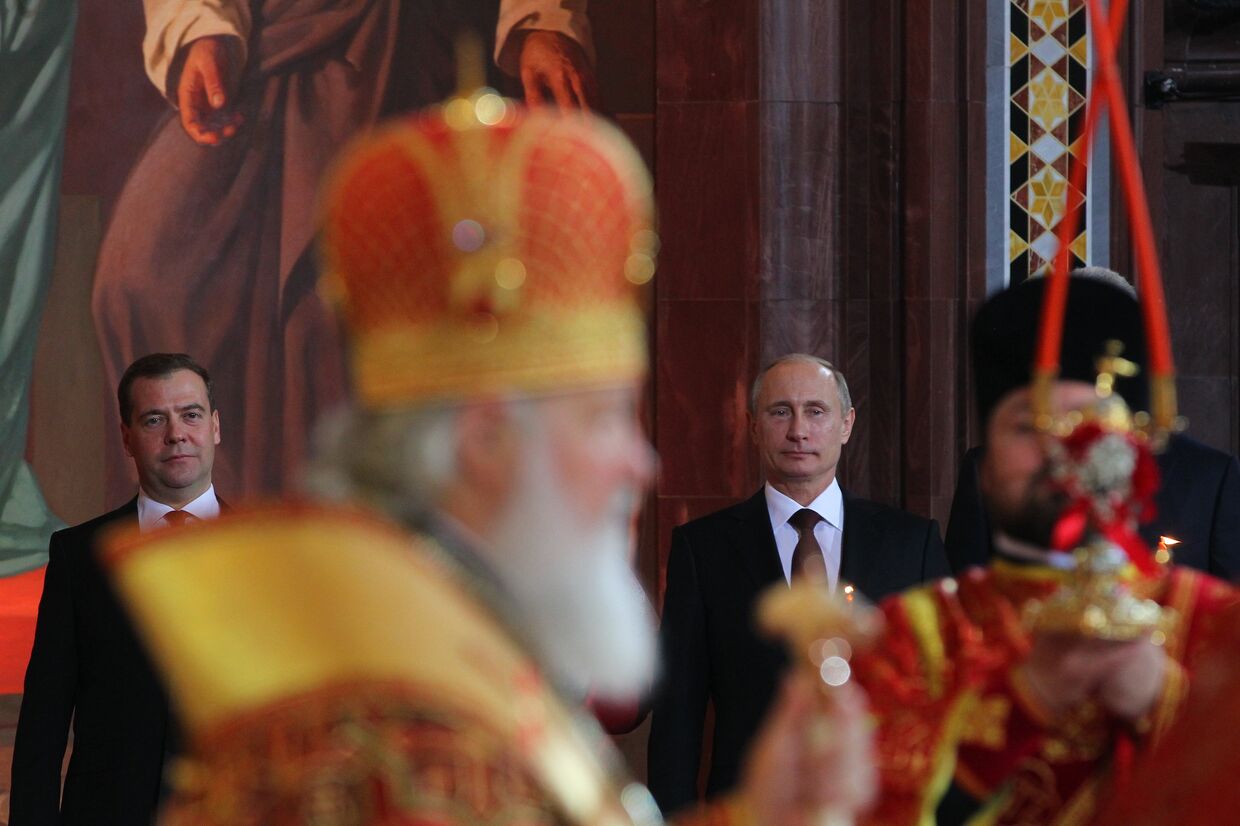 В.Путин и Д.Медведев на пасхальном богослужении