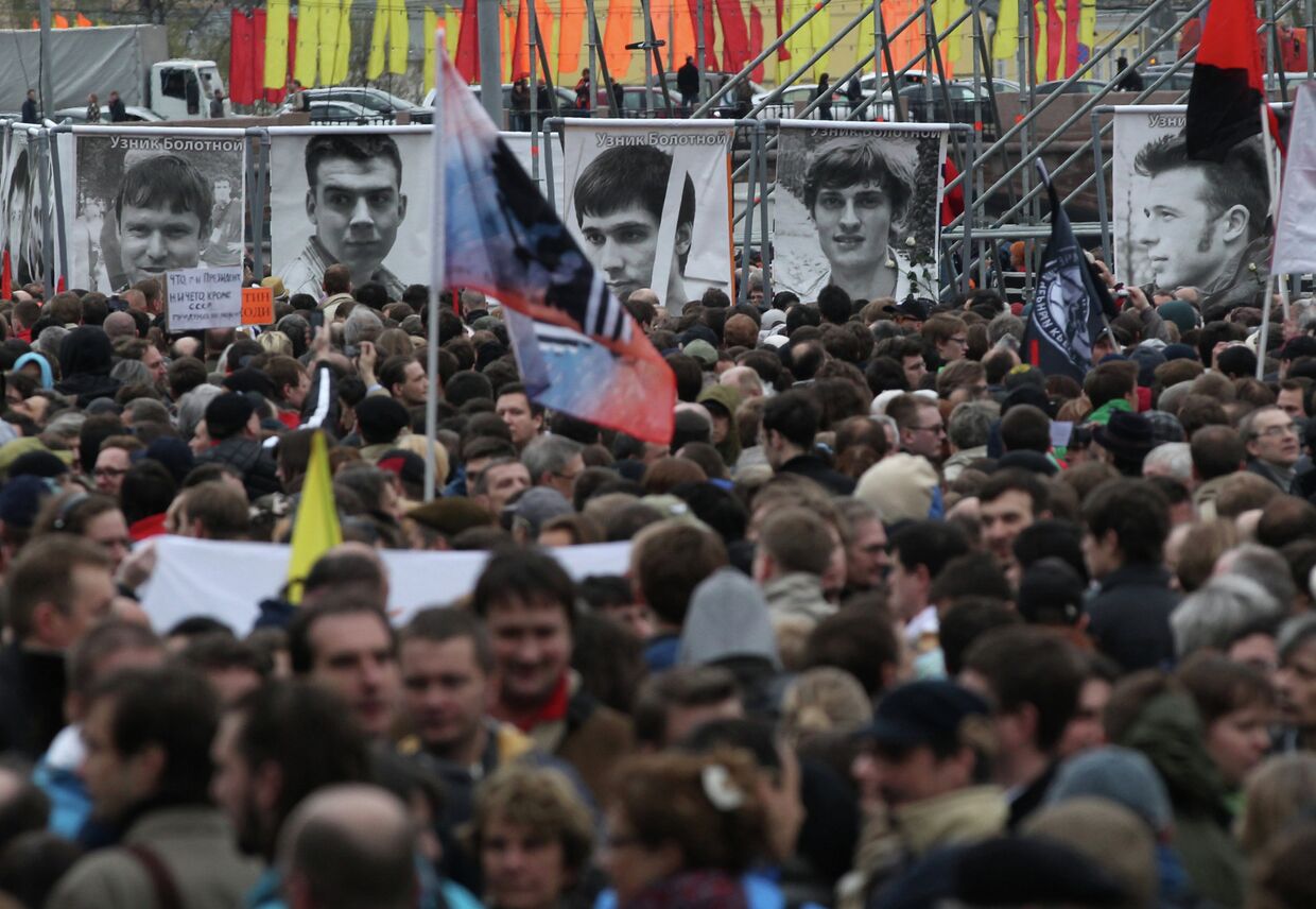 Участники митинга оппозиции на Болотной площади