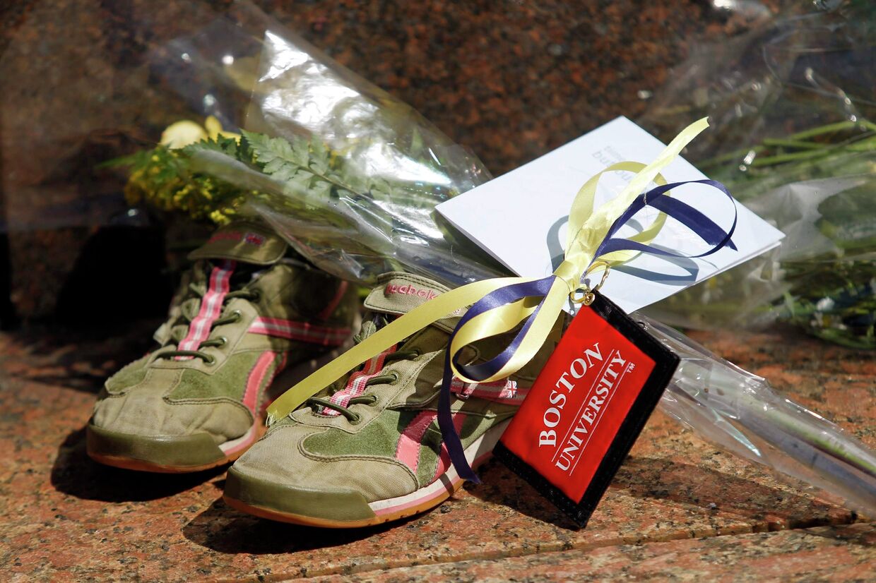 Цветы в память о жертвах бостонских взрывов