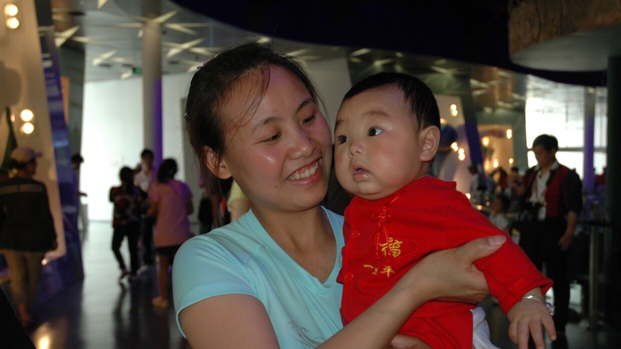 Мама с ребенком в Шанхае