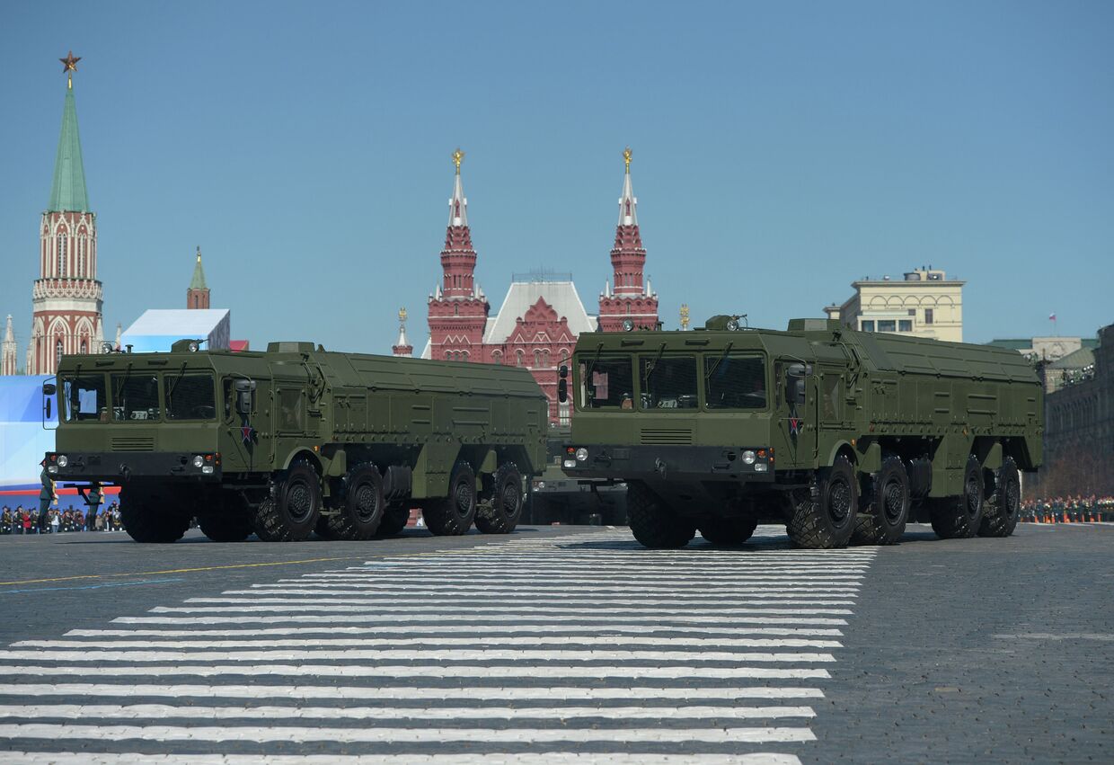Оперативно-тактический ракетный комплекс ПУ Искандер-М проходит по Красной площади во время генеральной репетиции парада Победы