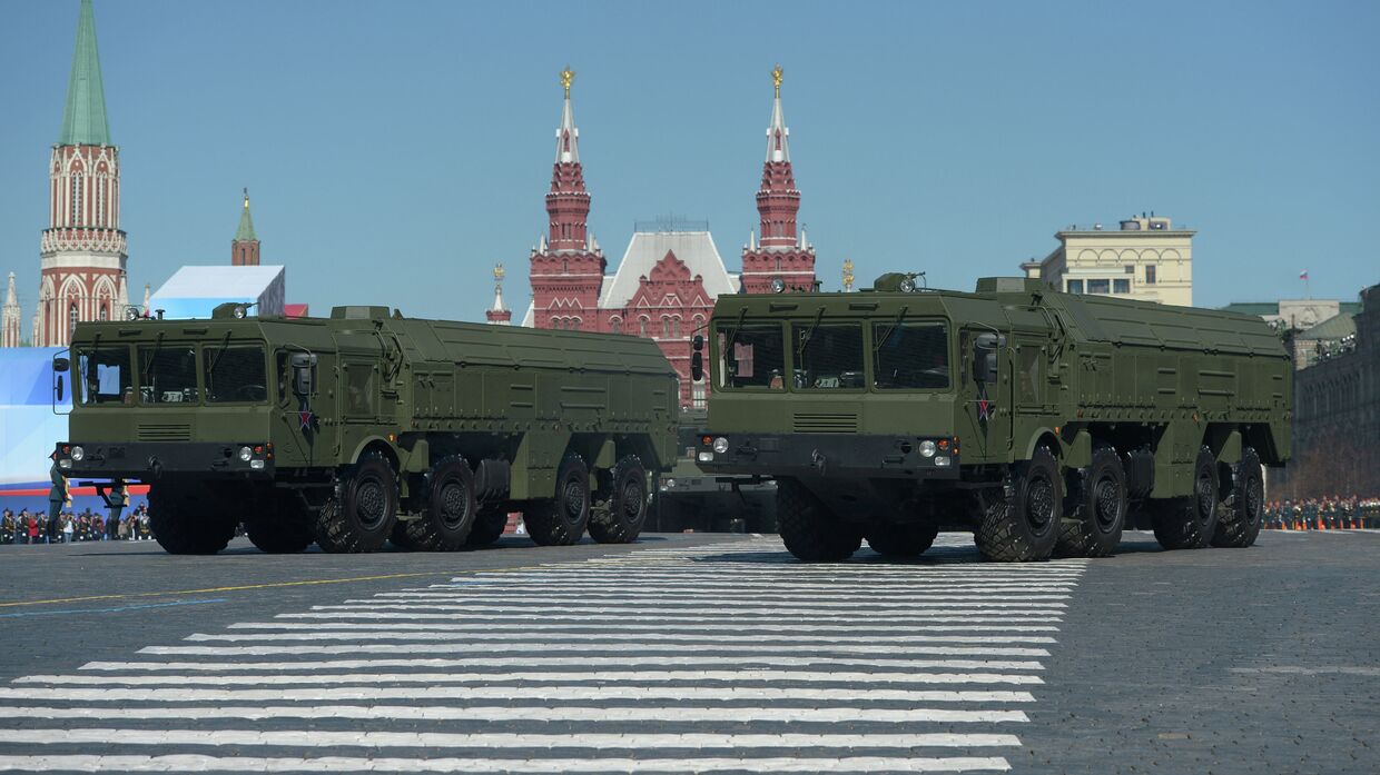 Оперативно-тактический ракетный комплекс ПУ Искандер-М проходит по Красной площади во время генеральной репетиции парада Победы