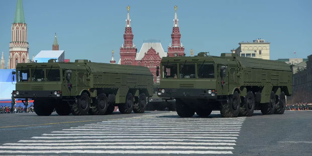 Оперативно-тактический ракетный комплекс ПУ Искандер-М проходит по Красной площади во время генеральной репетиции парада Победы
