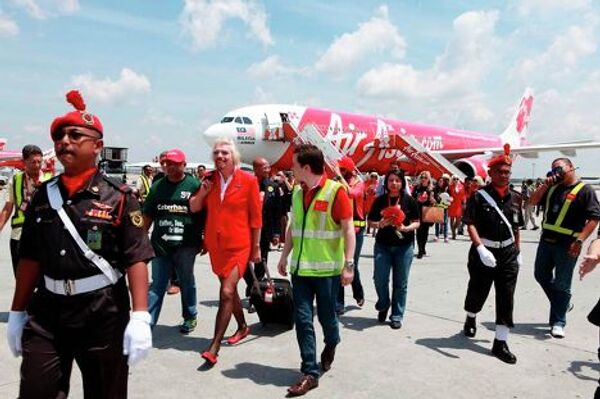 Ричард Брэнсон в качестве стюардессы авиаперевозчика AirAsia