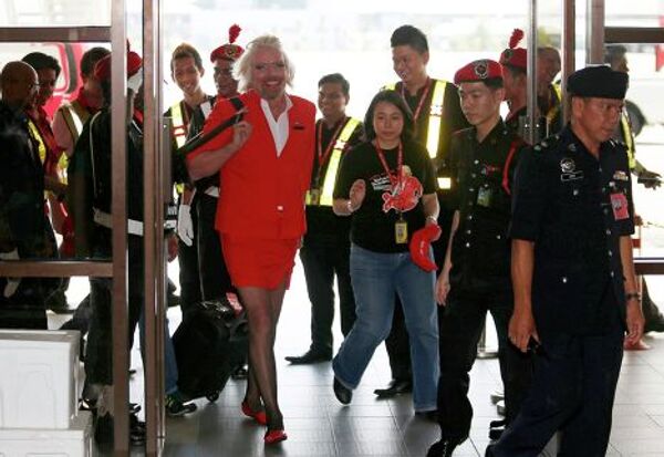 Ричард Брэнсон в качестве стюардессы авиаперевозчика AirAsia  