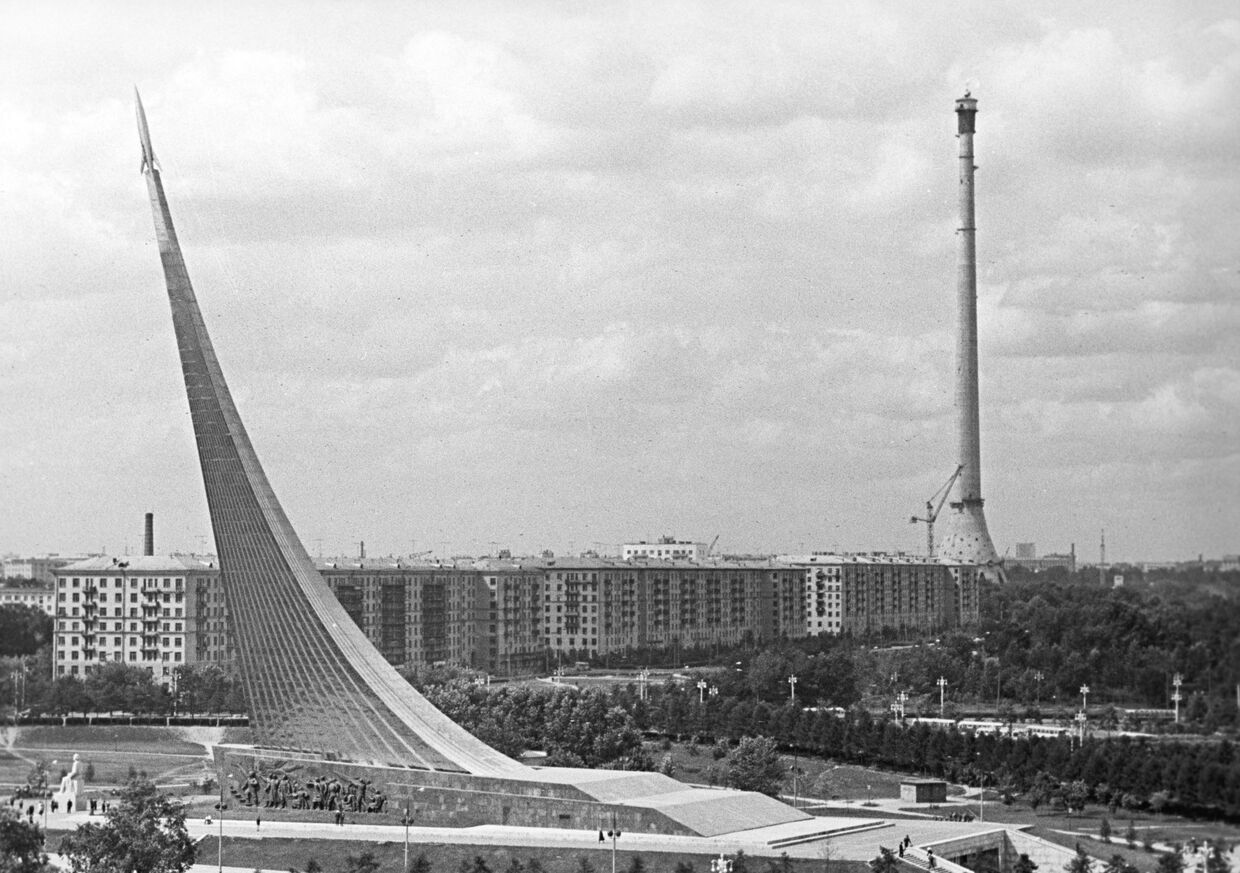 Монумент «Покорителям космоса» около ВДНХ